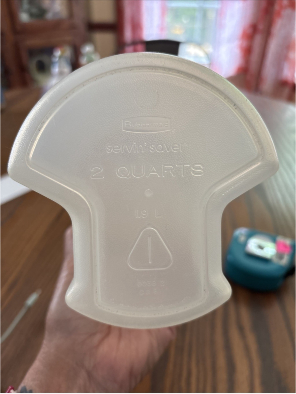 Rubbermaid Servin Saver Flip Top Screw Lid 2 Qt Plastic PITCHER almond color lid - Picture 4 of 4